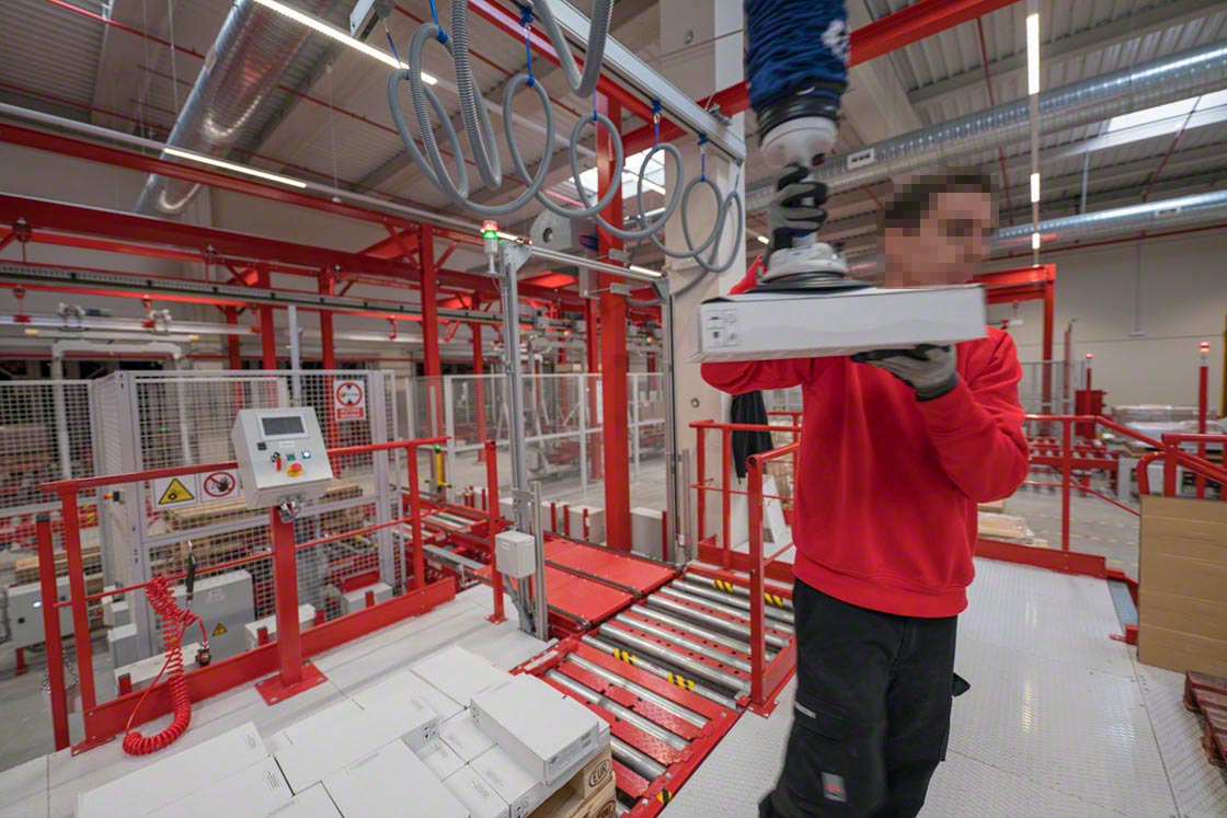 Los brazos robóticos pueden incorporarse en una cadena de montaje o en una estación de picking para aligerar los procesos en el almacén