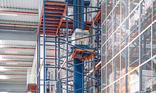 Un élévateur de palettes est une solution qui permet de relier des zones de l'entrepôt situées à des hauteurs différentes Un élévateur de palettes est une solution qui permet de relier des zones de l'entrepôt situées à des hauteurs différentes