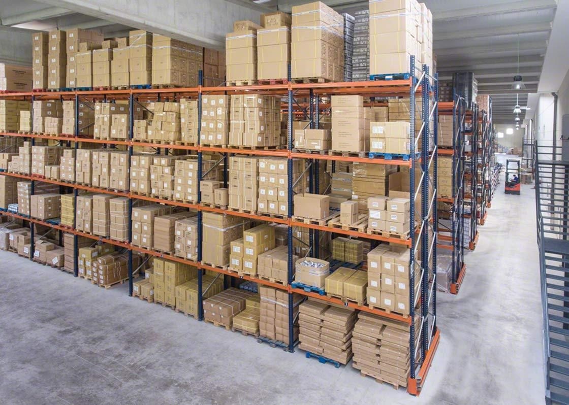 Rayonnages Mecalux installés dans un entrepôt logistique afin de stocker des marchandises palettisées.