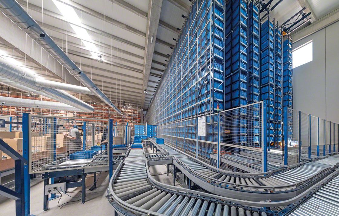 Le transstockeur pour bacs installé dans l’entrepôt de Cofan permet de stocker les produits de petite taille et de rotation B et C.