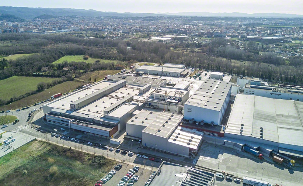 Mecalux a construit un magasin automatisé autoportant pour palettes dans l'usine de Nescafé située à Gérone.