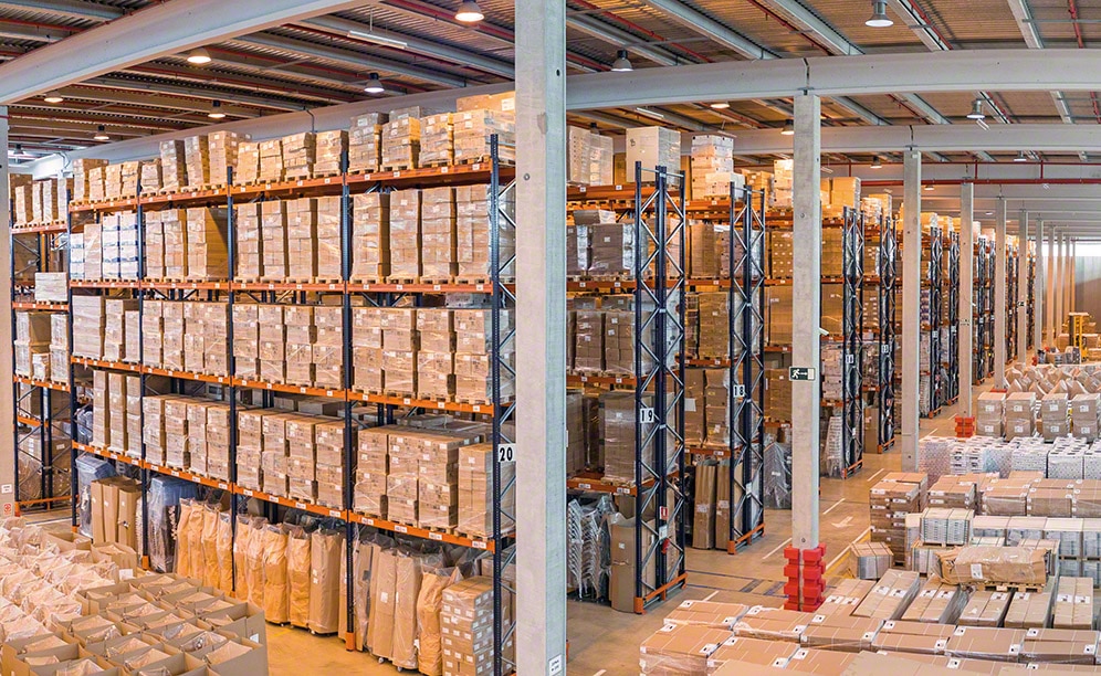 Les deux entrepôts disposent d'une vaste zone de réception et d'expédition Les deux entrepôts disposent d'une vaste zone de réception et d'expédition