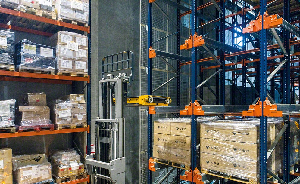 Le bloc de 82 m2 avec le système Pallet Shuttle semi-automatique se compose de 25 canaux de 14 mètres de long capables de stocker 16 palettes en profondeur