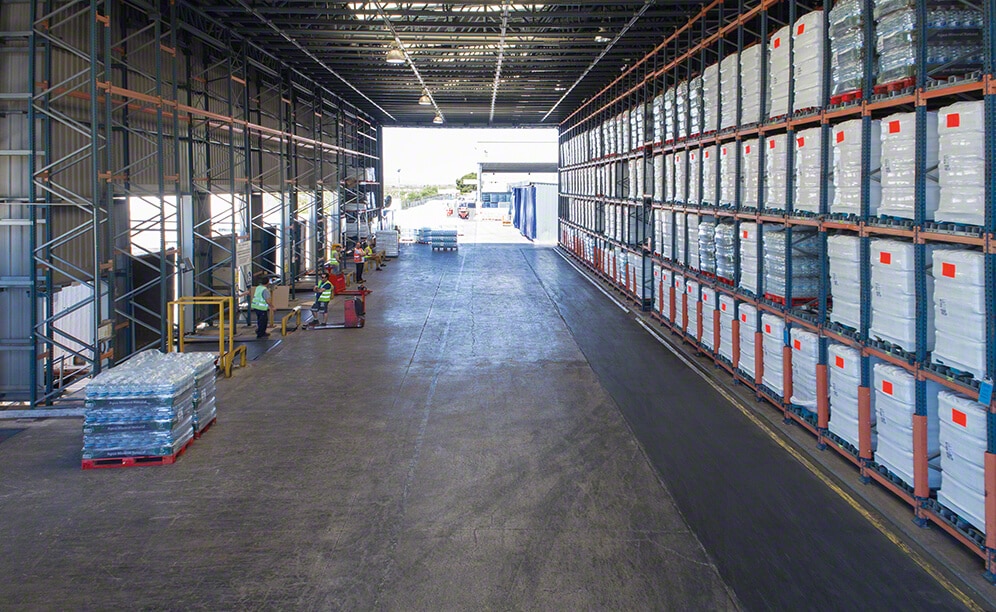 Deux entrepôts autoportants pour les boissons non alcoolisées de San Benedetto Deux entrepôts autoportants pour les boissons non alcoolisées de San Benedetto