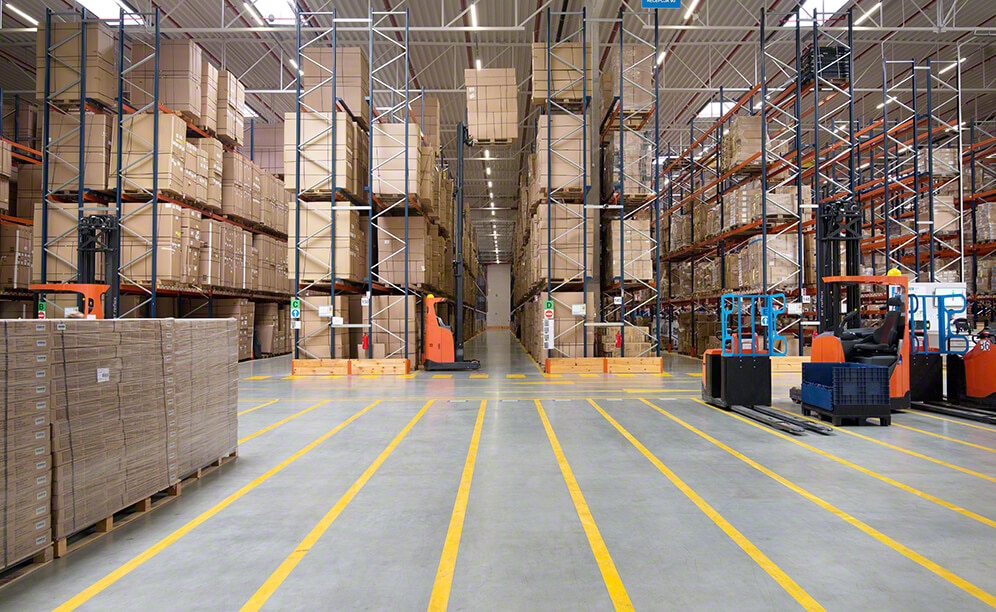 Entrepôt de Decathlon en Pologne avec des rayonnages à palettes et pour picking