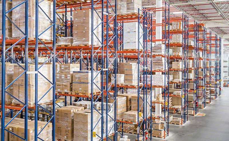 L’entrepôt de Magazine Luiza dispose de 15 blocs doubles de rayonnages à palettes de 94 m de long et 11,9 m de haut, qui lui permettent de stocker plus de 15 300 palettes