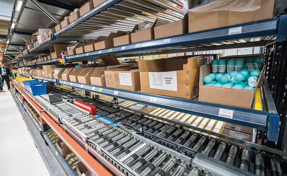 Parallèlement au convoyeur principal, se trouve un convoyeur à rouleaux libres qui sert de table de préparation Parallèlement au convoyeur principal, se trouve un convoyeur à rouleaux libres qui sert de table de préparation