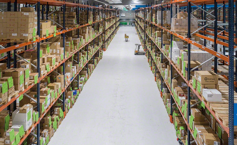 Le système de rayonnages à palettes offre un accès direct aux références, ce qui accélère les tâches de stockage Le système de rayonnages à palettes offre un accès direct aux références, ce qui accélère les tâches de stockage