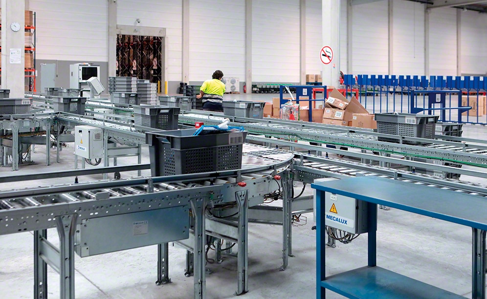 L’installation comporte des rayonnages à palettes statiques, une zone de tri et consolidation de commandes qui facilite les opérations logistiques