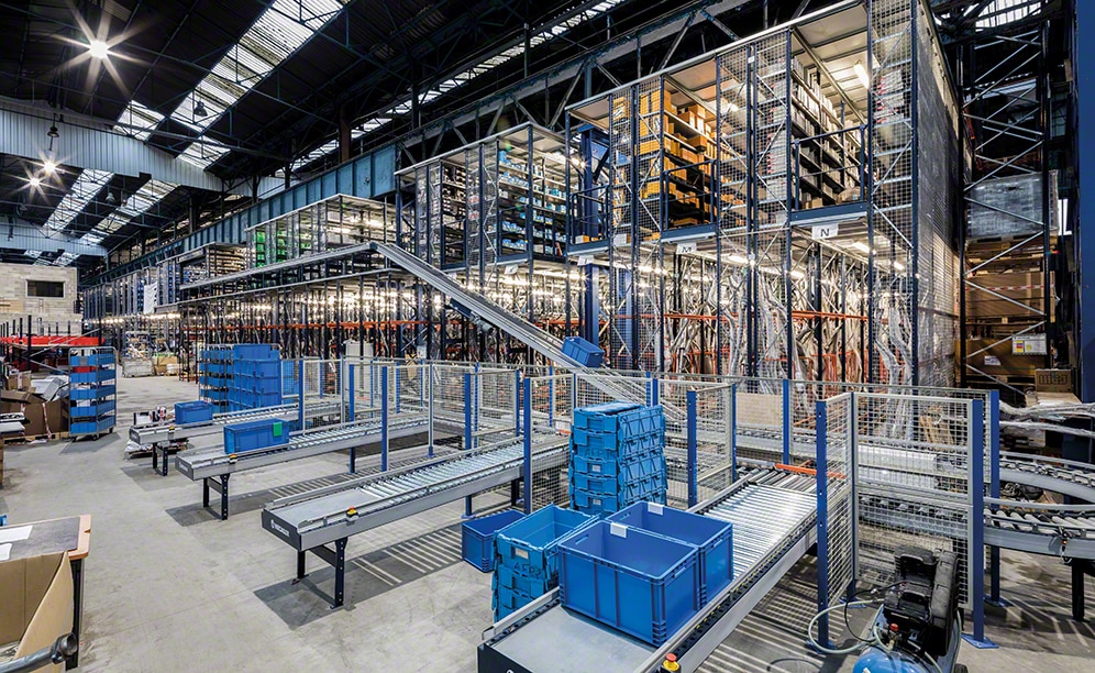 Mecalux a fourni des systèmes de stockage équipés d'un circuit de convoyeurs qui relie les différentes zones de l'installation afin d'accélérer le processus de picking