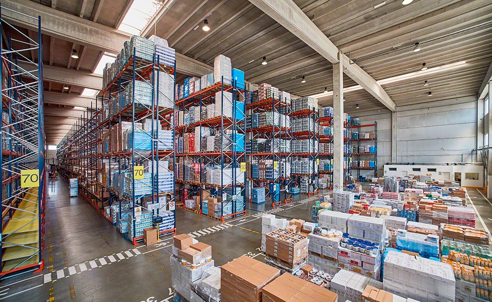 Un système de préparation de commandes performant dans le nouvel entrepôt d'Ekom Un système de préparation de commandes performant dans le nouvel entrepôt d'Ekom