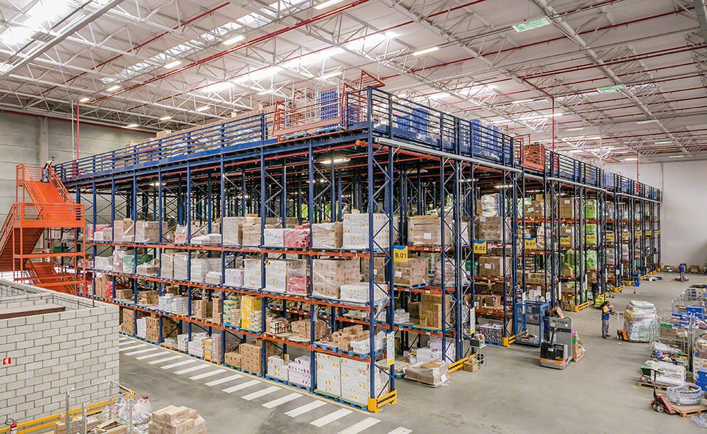 À l'extrémité opposée aux quais de chargement, une mezzanine industrielle a été construite pour effectuer le picking