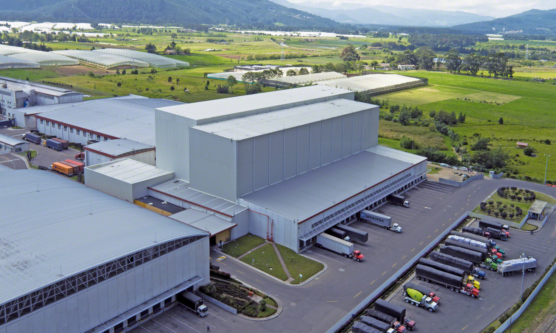 Grupo Familia possède un entrepôt automatique autoportant de 35 mètres de hauteur capable de gérer près de 17 000 palettes