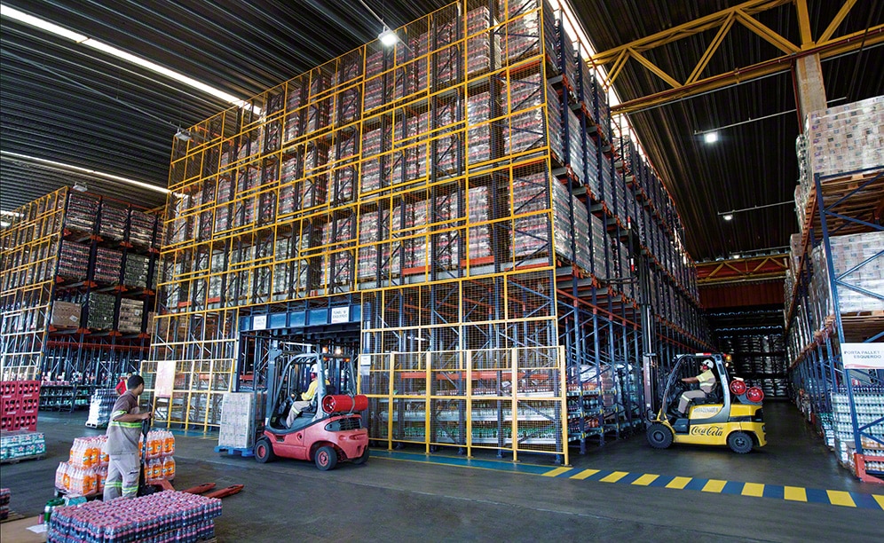 La navette automatique exécute les entrées et sorties des palettes La navette automatique exécute les entrées et sorties des palettes