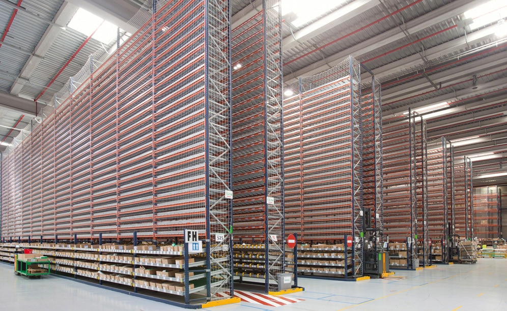 Le nouvel entrepôt de 22 000 m² est équipé de différents systèmes de stockage adaptés à sa grande diversité de produits Le nouvel entrepôt de 22 000 m² est équipé de différents systèmes de stockage adaptés à sa grande diversité de produits