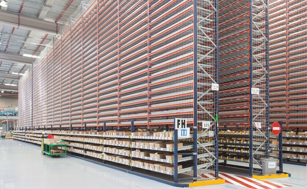 Ces étagères sont alimentées depuis des allées plus étroites où circulent des machines de préparation de commandes grande hauteur