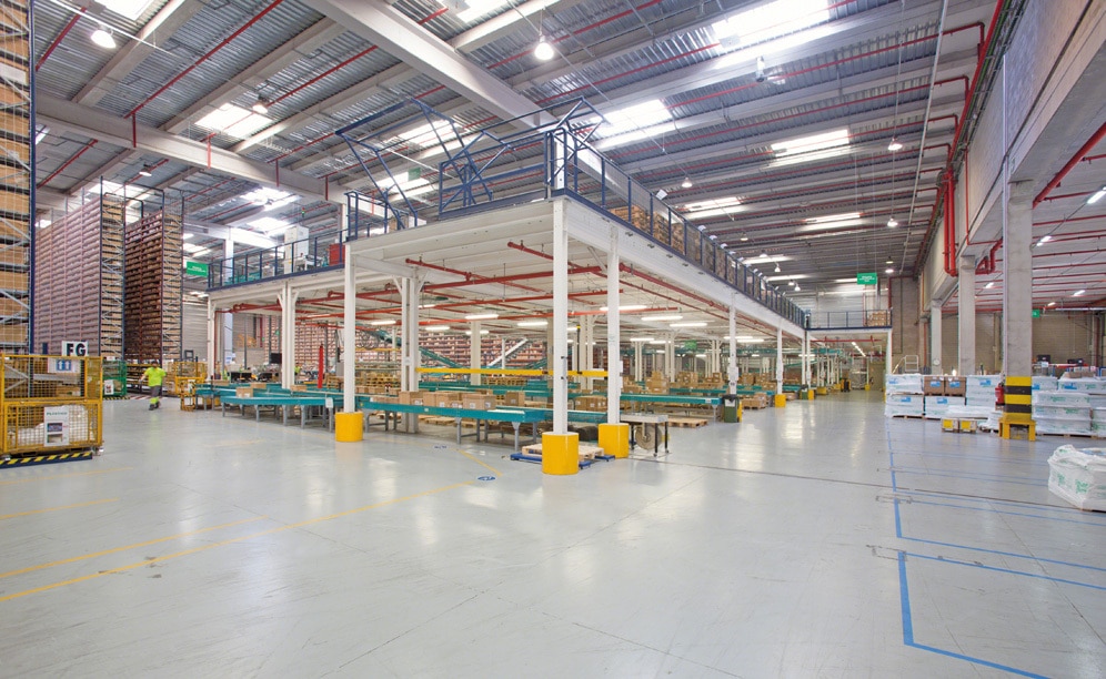 La solution choisie pour la zone de préparation des commandes de petites dimensions est une mezzanine industrielle grande portée
