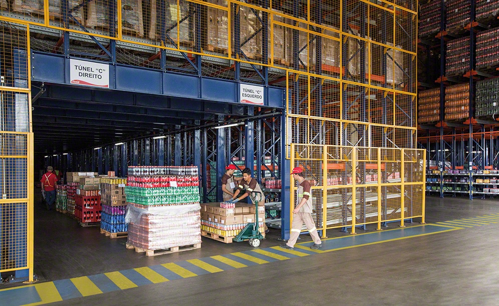 Les rayonnages par accumulation exploitent au maximum la surface de l'entrepôt Les rayonnages par accumulation exploitent au maximum la surface de l'entrepôt