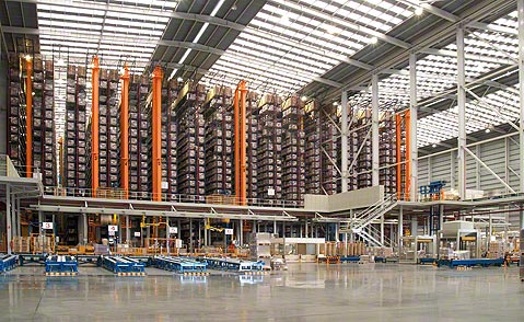 L'espace de stockage est entièrement automatisé grâce à 10 transstockeurs à double mât