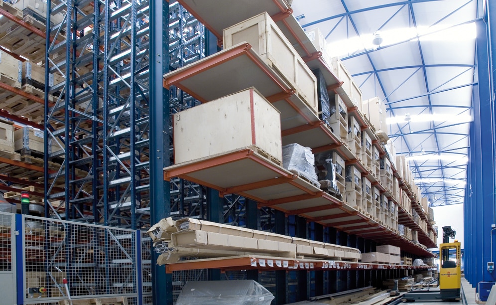 Le rayonnage cantilever est réservé au stockage des marchandises de grandes dimensions qui ne peuvent pas être déposées sur des palettes sans que la charge maximale ne soit dépassée