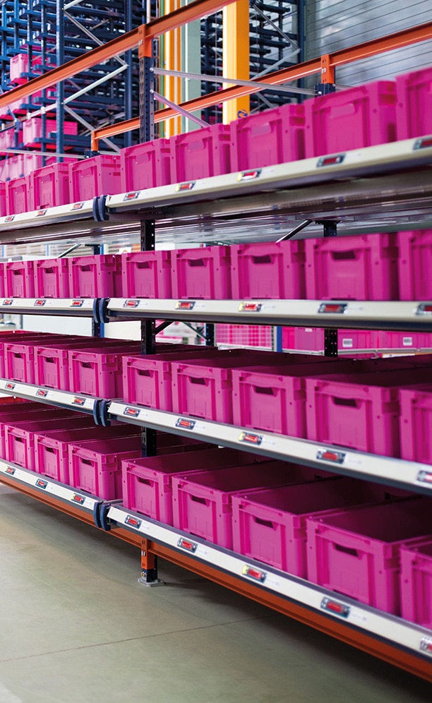 Ces rayonnages de 8 mètres de hauteur offrent une capacité de stockage de 192 caisses réparties sur quatre niveaux