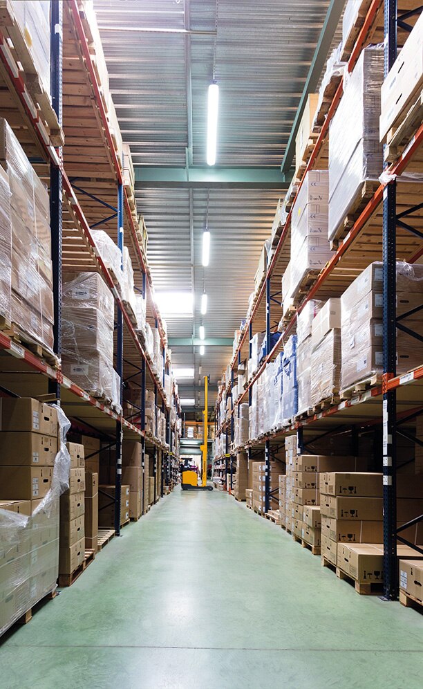 En plus du magasin miniload, un entrepôt équipé de rayonnages à palettes de [2]9 mètres de hauteur, d’une capacité de stockage initiale de 2 700 palettes