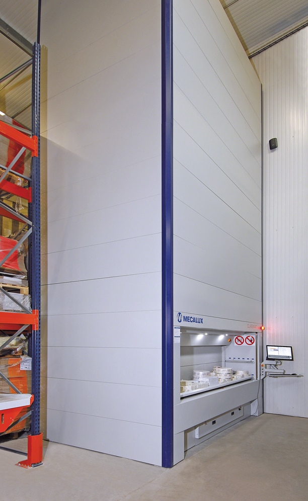 Un magasin automatique vertical de 7,25 m de haut doté de 36 plateaux, destiné au stockage des étiquettes et contre-étiquettes des bouteilles