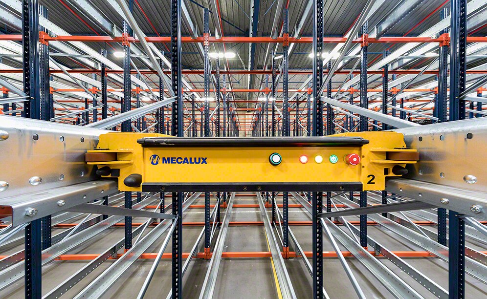 Système Pallet Shuttle semi-automatique dans l'entrepôt de Croix Rouge en France