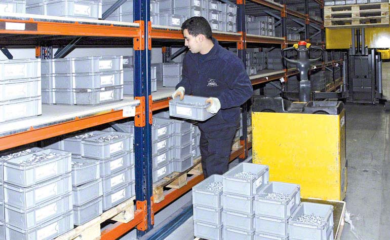 Opérateur effectuant le picking directement sur les rayonnages