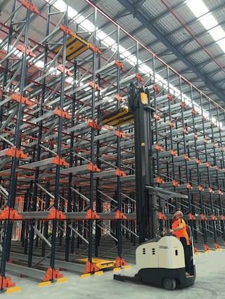 Système Pallet Shuttle et rayonnages cantilevers de Mecalux dans l'entrepôt de Reece en Australie Système Pallet Shuttle et rayonnages cantilevers de Mecalux dans l'entrepôt de Reece en Australie