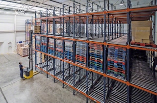 Rayonnages pour le picking de chaussures dans l'entrepôt de Gioseppo d'Elche Rayonnages pour le picking de chaussures dans l'entrepôt de Gioseppo d'Elche