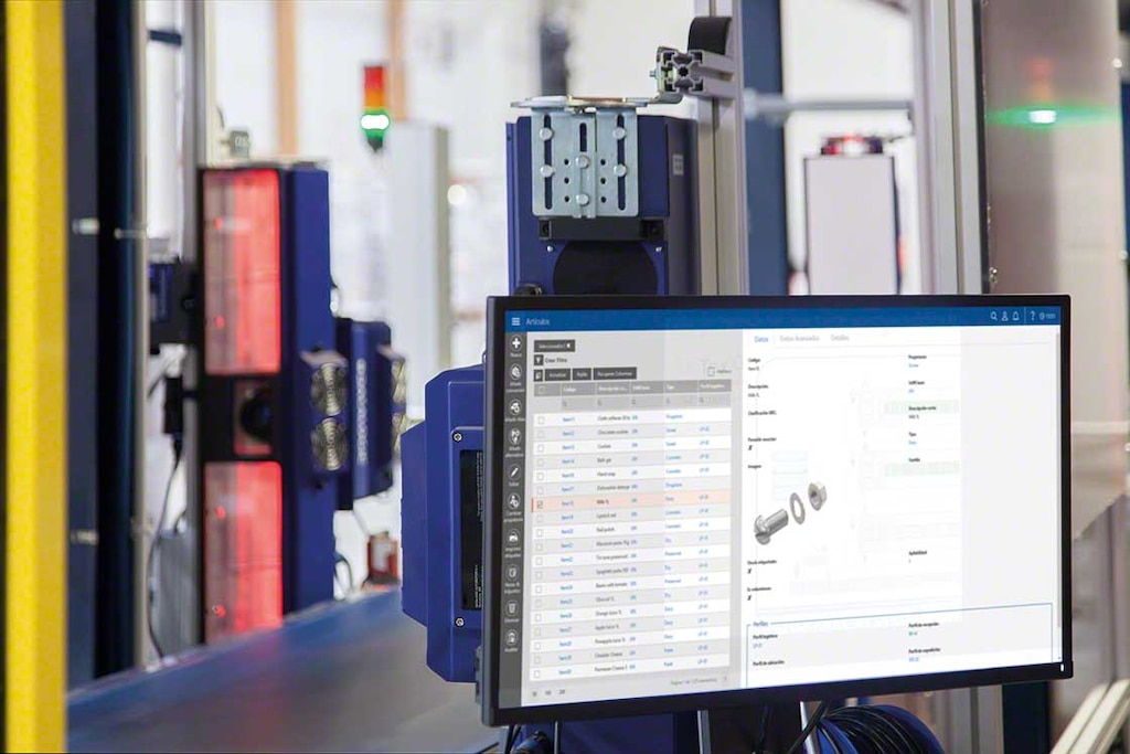 Un WMS comme Easy WMS de Mecalux coordonne systématiquement l'entrée et la sortie des produits de l'entrepôt