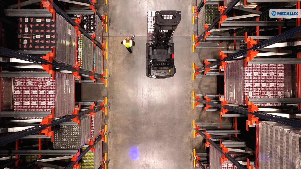 Mecalux optimise le stockage de boissons de Coca-Cola HBC avec la technologie Pallet Shuttle